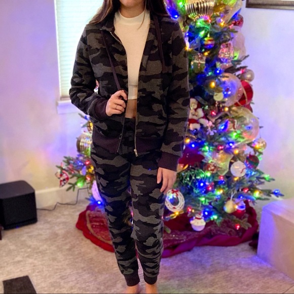 SALE-NO OFFERS‼️5🌟Camo Jogger Jumpsuit - Picture 3 of 8